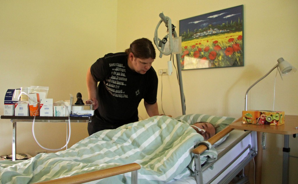 Altenpfleger Arne Kribbert (41) versorgt einen Patienten in der Folge eines operativen Eingriffs.