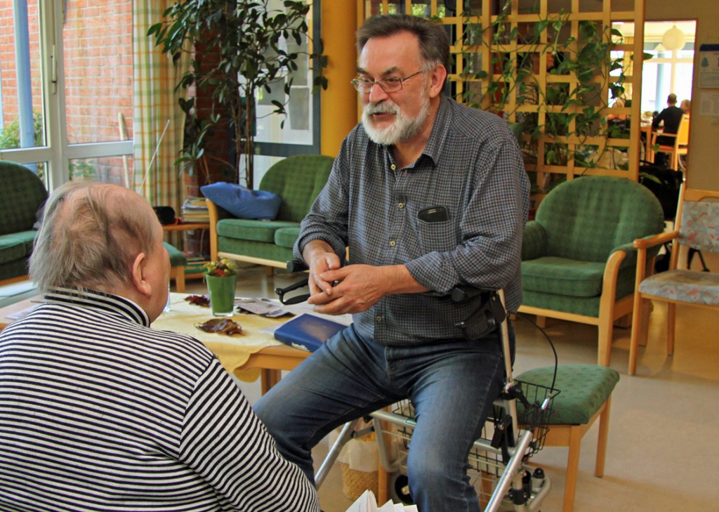 Geschäftsführer Norbert Schmelter im Gespräch mit einer Patientin. Fotos: Henze